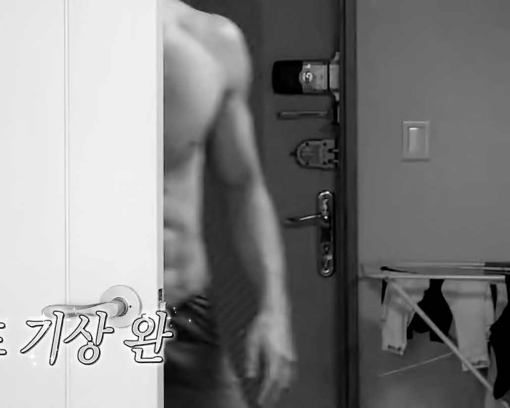 [잡담] 조규성 복근 진짜 예쁘게? 반듯하게? 생기지 않음??? | 인스티즈