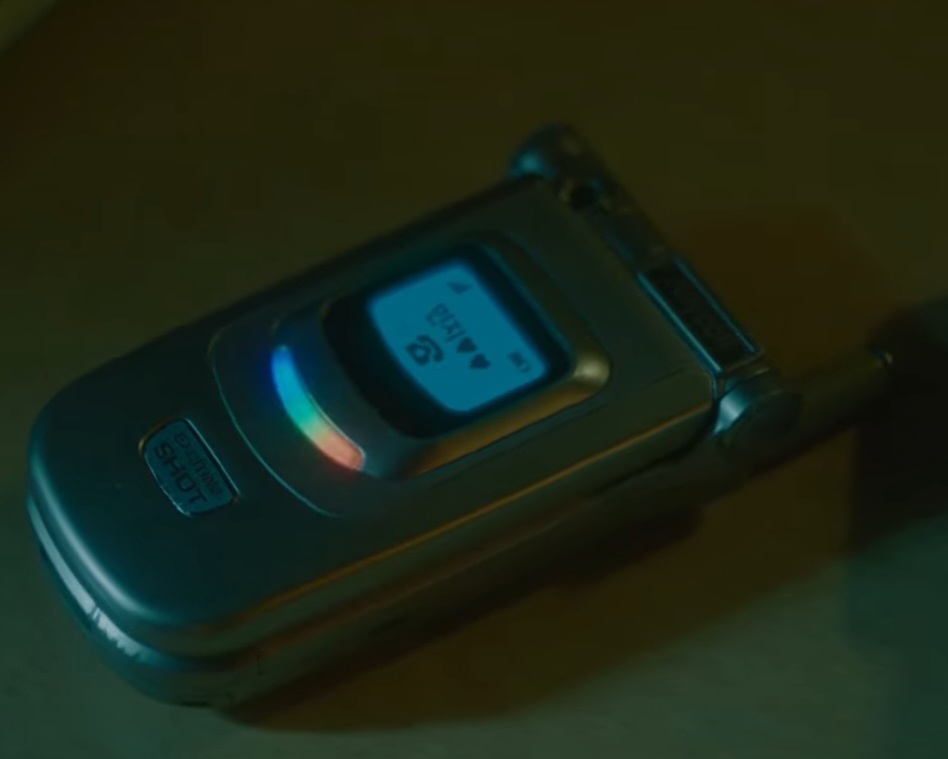 [잡담] 뉴진스 뮤비에 나오는 폰 기종 아는사람? | 인스티즈