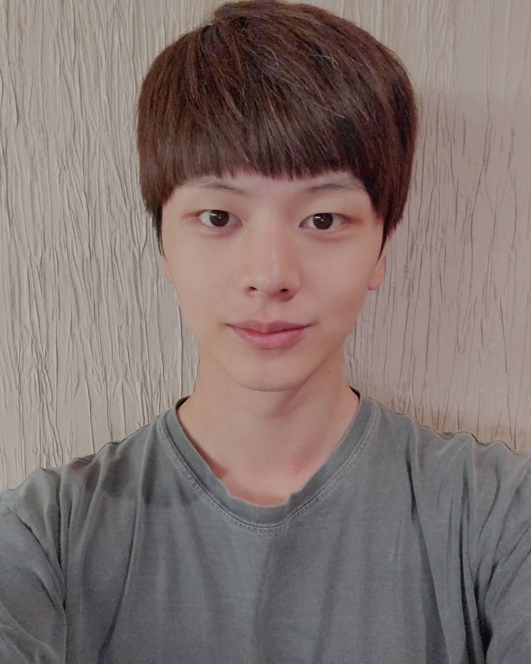 [잡담] 군대 가니까 어차피 머리 밀거라고 하고 싶은대로 본인이 머리 자르던 육성재 | 인스티즈