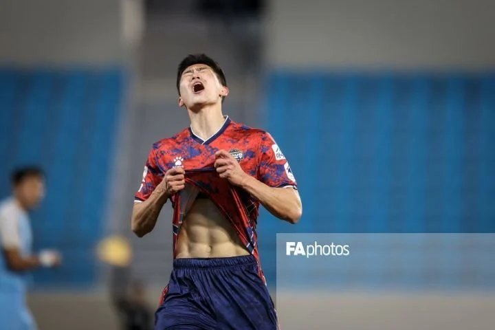 [잡담] 조규성 복근 진짜 예쁘게? 반듯하게? 생기지 않음??? | 인스티즈