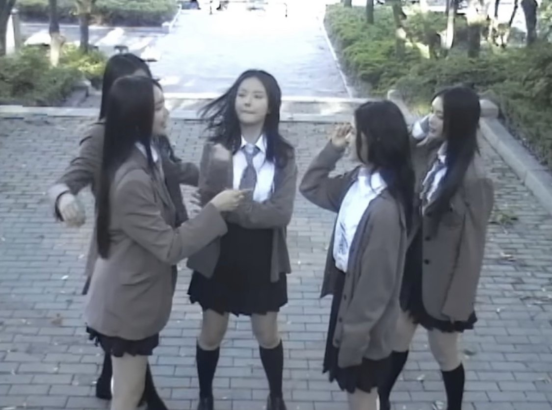 [잡담] 뉴진스 디토 뮤비 이전에 비슷한거 본적있다 생각했는데 소름... | 인스티즈