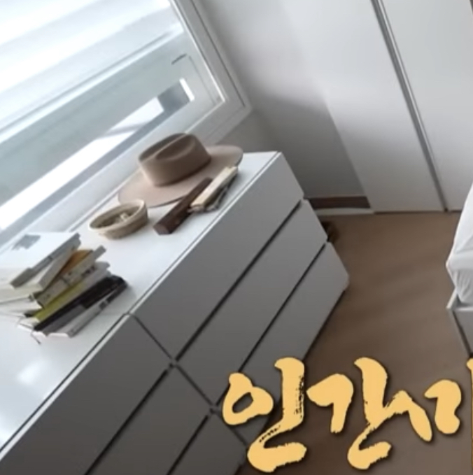 [잡담] 다들 조규성 방에 쌓여있는 책은 보고 인티하니 | 인스티즈