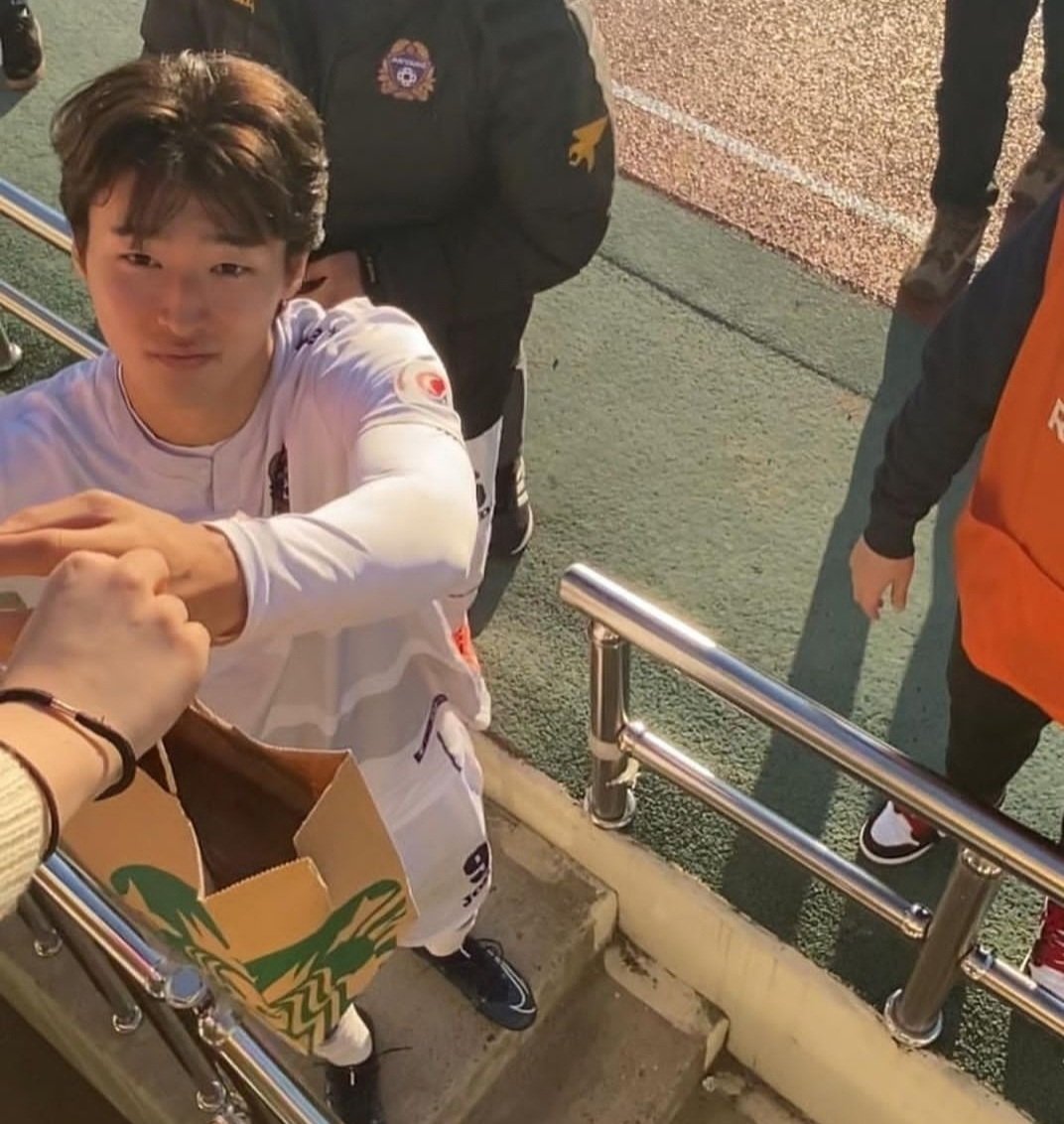 [잡담] 조규성 이 사진이 진짜 귀한 이유... | 인스티즈