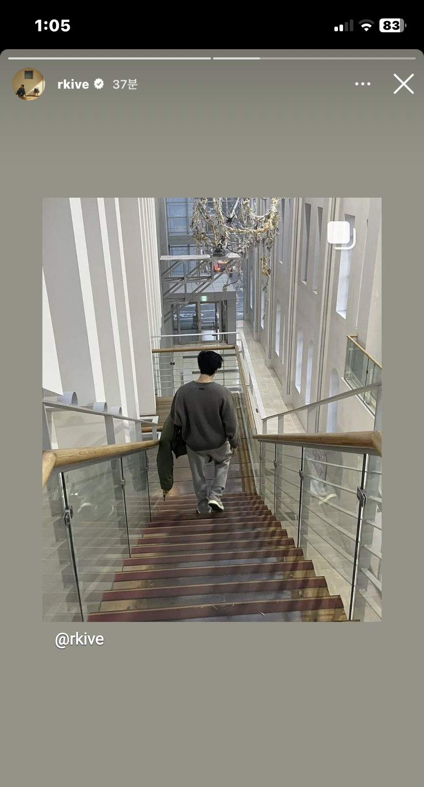 [잡담] 김남준 전시회 갔다온거 인스타 올릴때마다 남친짤 하나씩 끼워주는거 | 인스티즈