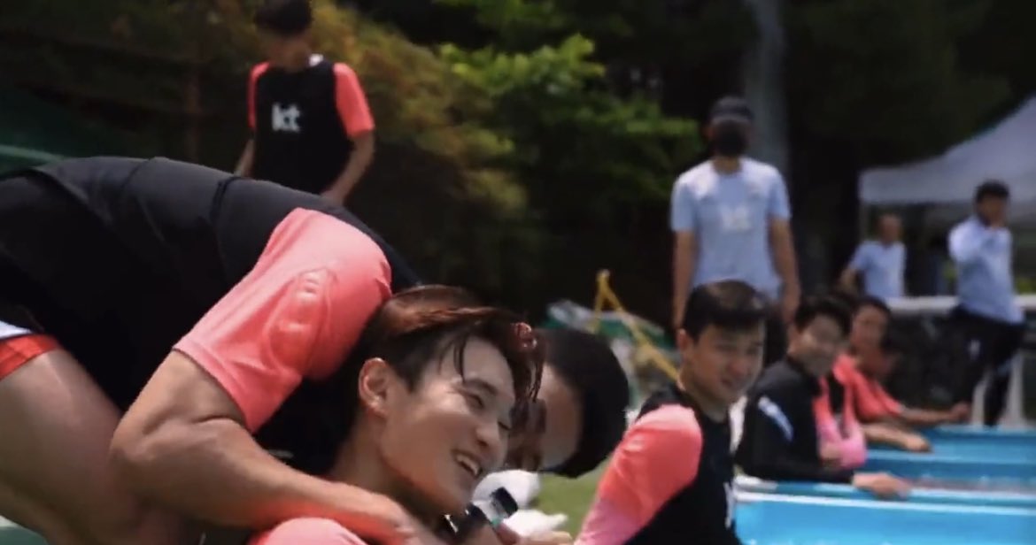 [잡담] 아 조규성이 김진수한테 뽀뽀하는 거 직관하는 선수들 | 인스티즈