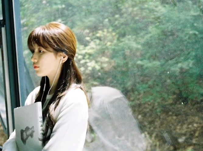 [잡담] 수지 사진에 뉴진스 디토 입혀도 찰떡일 거 같지 않아? | 인스티즈