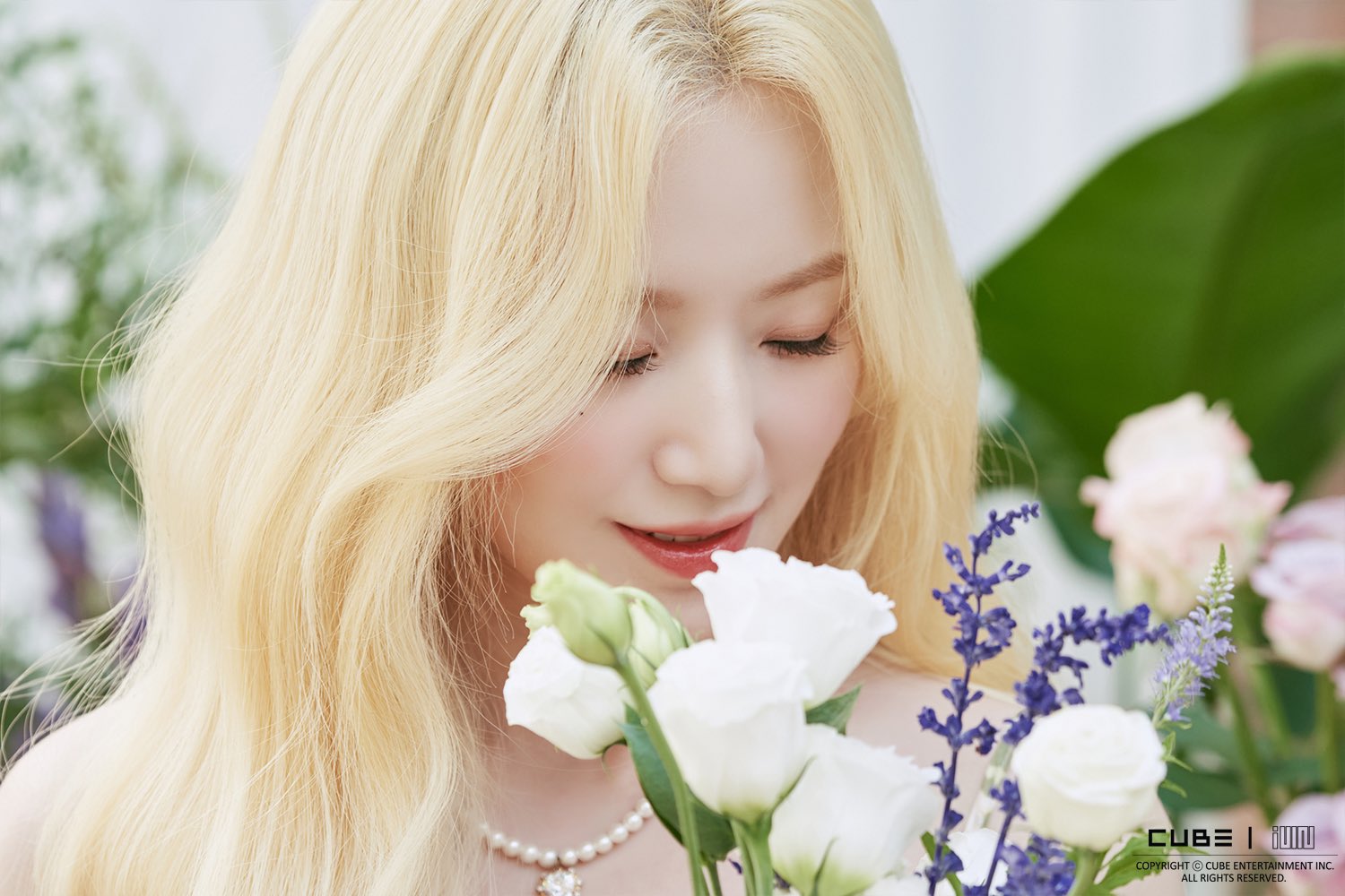 [잡담] 슈화 시그 비하인드 사진 너무 예쁨 | 인스티즈