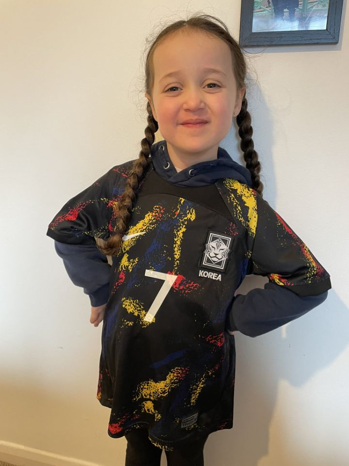 [잡담] 쏘니 국대 유니폼입고 토트넘 친선경기보러간 그 애기...🤭 | 인스티즈