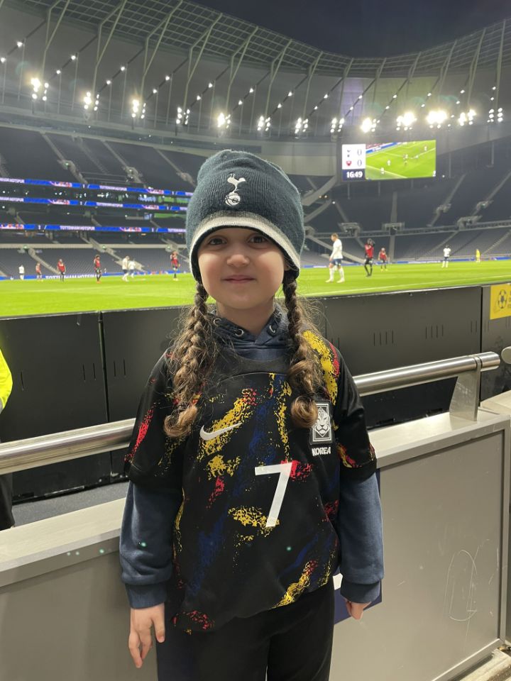 [잡담] 쏘니 국대 유니폼입고 토트넘 친선경기보러간 그 애기...🤭 | 인스티즈