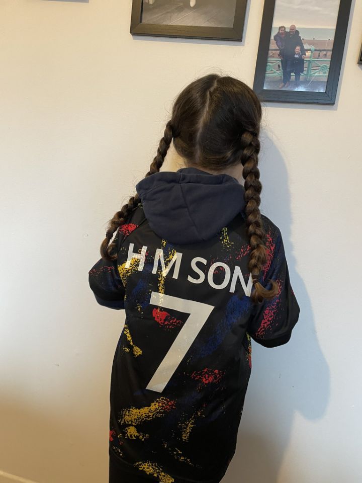 [잡담] 쏘니 국대 유니폼입고 토트넘 친선경기보러간 그 애기...🤭 | 인스티즈