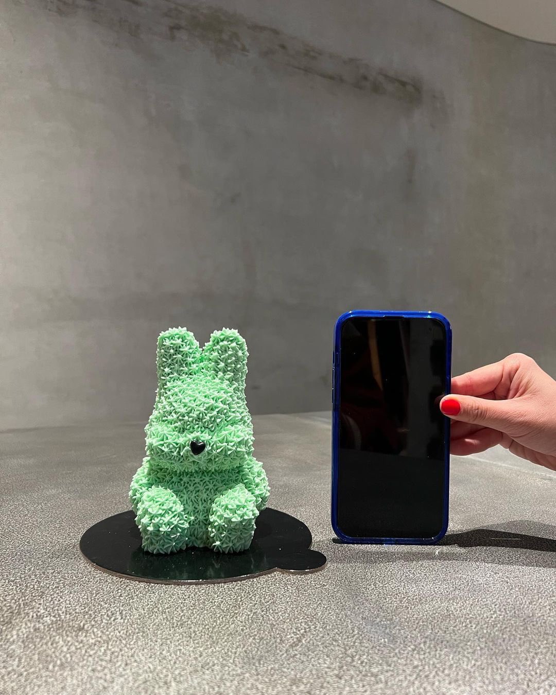 [잡담] 뉴진스 케이크 진짜 미니미다ㅋㅋㅋㅋ 아이폰이랑 비교 | 인스티즈