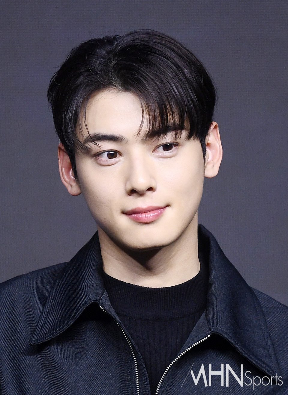 [잡담] 제목보고 순간 기자님이 이래도 돼 ? 싶었다가 얼굴 보고 바로 납득 😇 | 인스티즈