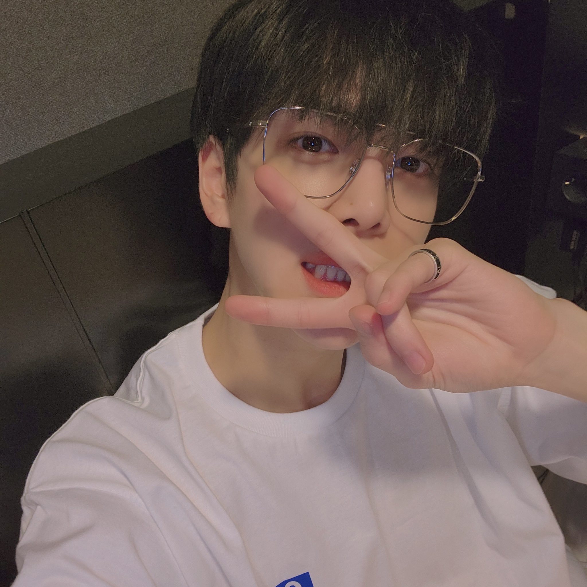 [잡담] 영훈 폰배경할만한 사진 좀 주라 | 인스티즈