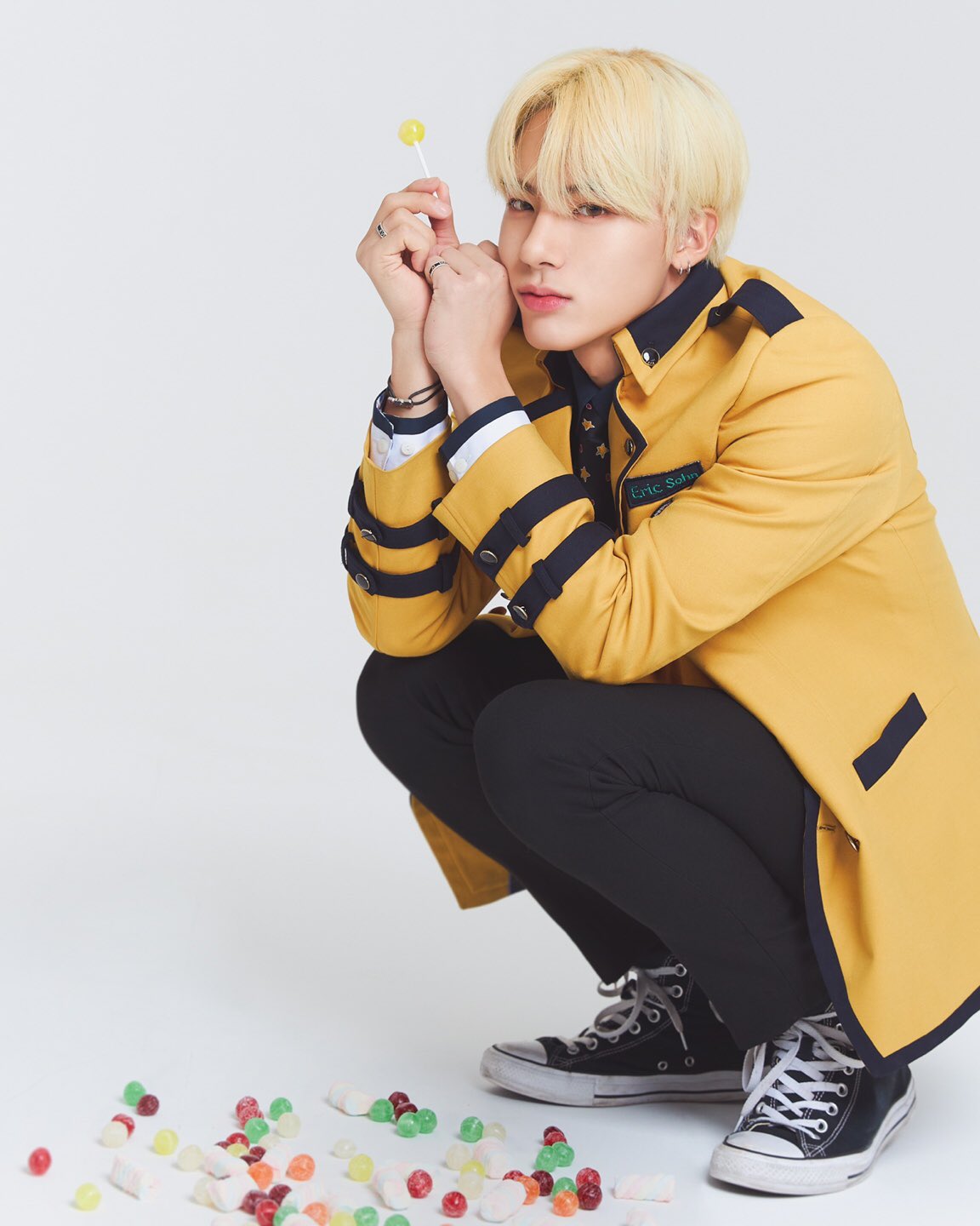 [잡담] 덥즈 에릭 서공예 교복 입고 사진관에서 사진 찍은 거.. | 인스티즈