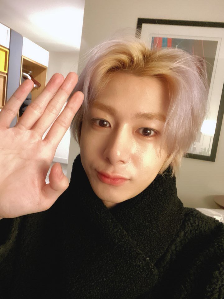 [잡담] 손이 도대체 얼마나 큰건지 가늠조차 안되는 | 인스티즈