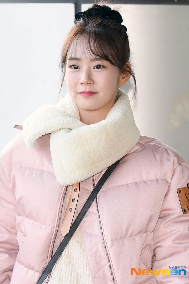 [잡담] 한승연 출국할때 목도리 정보 아는 사람???? | 인스티즈