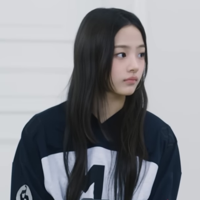 [잡담] 민지 혼자 있을땐 뵤-한 강아지상인데 극고양이상 멤 옆에선 인상 확 바뀌는거 신기하다 | 인스티즈