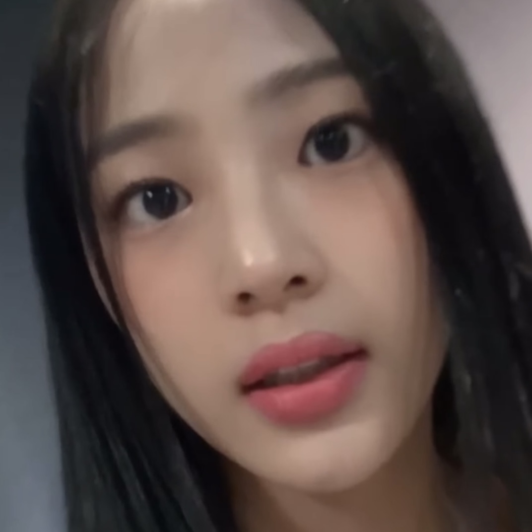 [잡담] 민지 혼자 있을땐 뵤-한 강아지상인데 극고양이상 멤 옆에선 인상 확 바뀌는거 신기하다 | 인스티즈