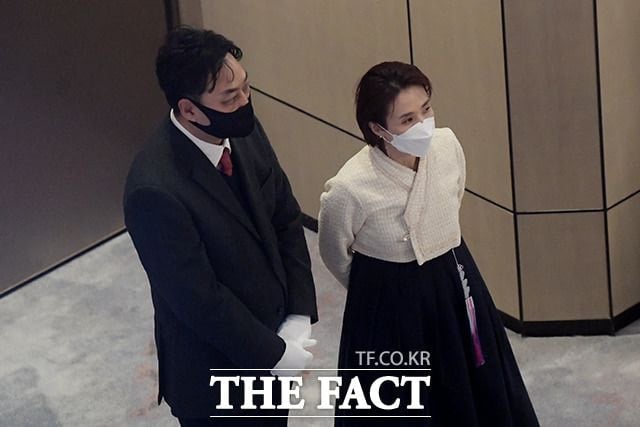 [잡담] 박수홍 결혼식에서 혼주 역할 하며 손님 맞이하고 있는 김수용, 박경림.jpg | 인스티즈