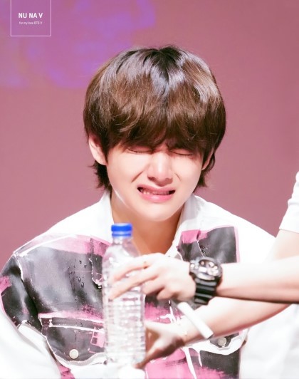 [잡담] 방탄 뷔 이 사진은 무슨 사연이야? 귀여운데 안쓰럽고 | 인스티즈