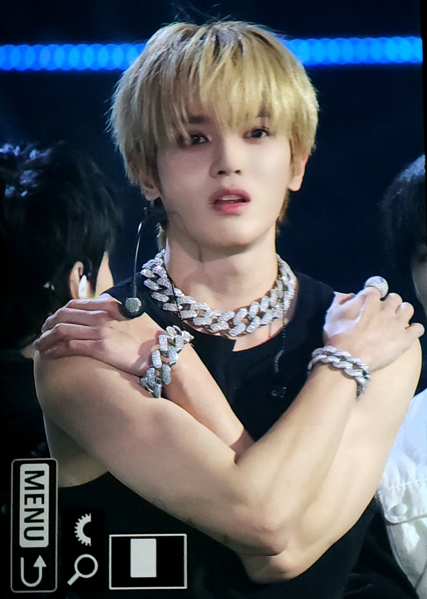 [잡담] 아니 이태용 간지나게 퍼자켓 벗어놓고 | 인스티즈