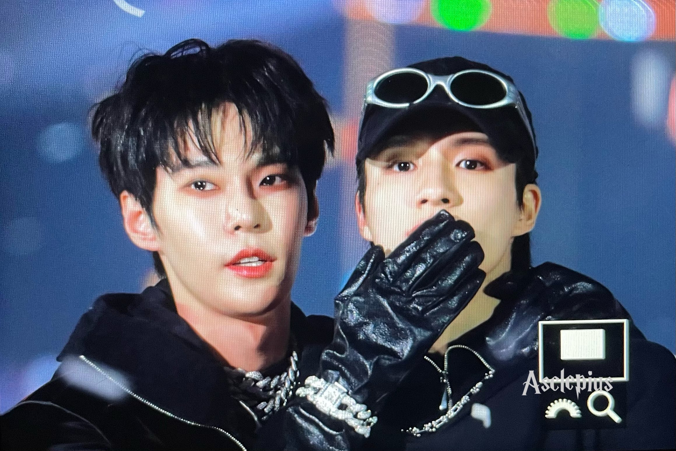 [잡담] 이런 연말 무대 때마다 도영이랑 제노 찾는법 개쉬움 | 인스티즈