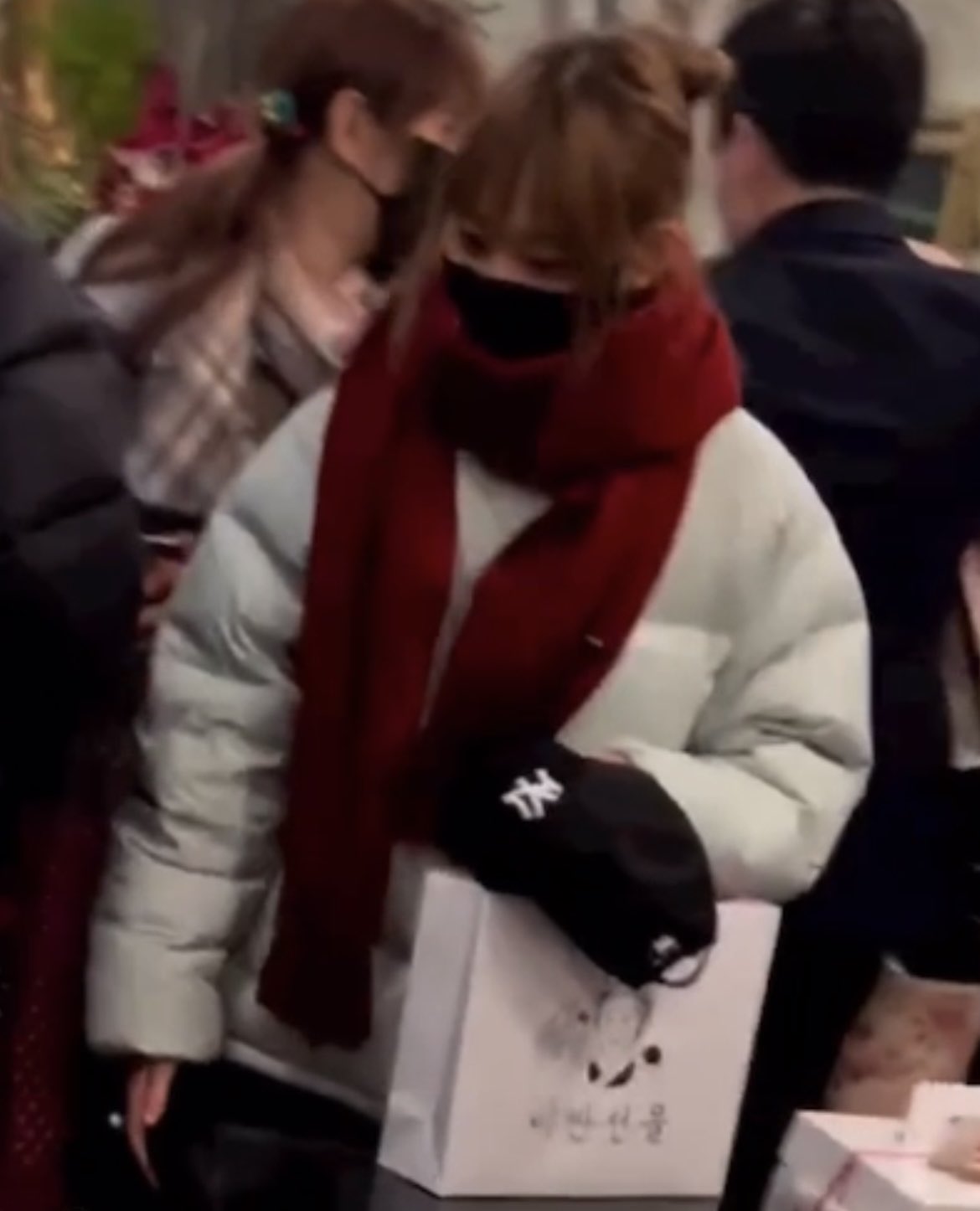 [잡담] 강해린 크리스마스파티에 가져온 선물 쇼핑백 개웃곀ㅋㅋㅋ | 인스티즈