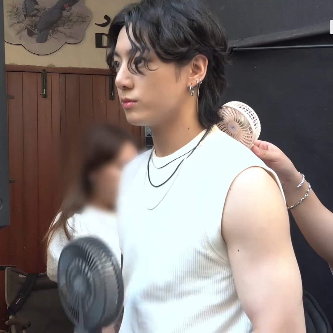 [잡담] 방탄 정국 민소매+장발펌 너무 이쁘다..... | 인스티즈