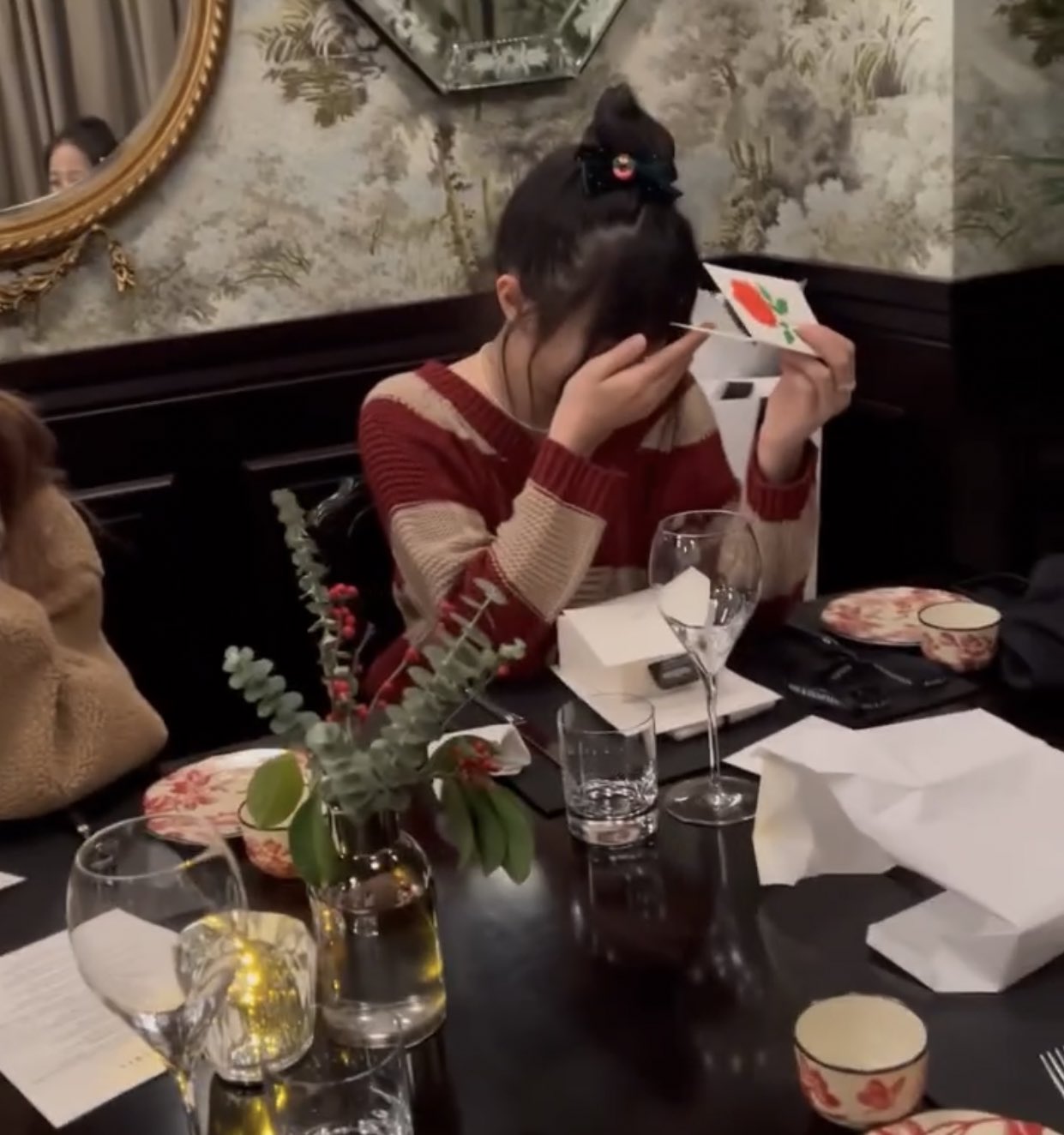 [잡담] 민희진이 뉴진스 멤버들한테 편지 써줬는데 하니 반응 너무 귀여운데 마음 찢어잔다 ㅠㅠ | 인스티즈