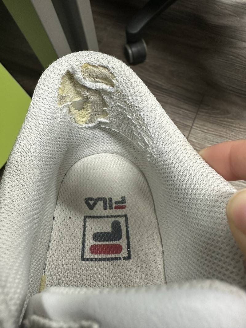 얼마 안 신었다고 생각했는데 보내줘야 될 때가 온 거 같다,,, | 인스티즈