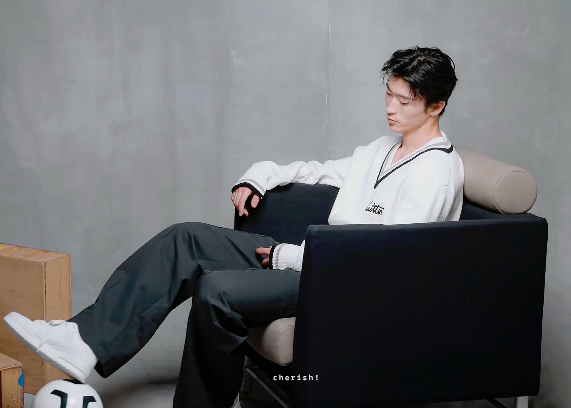 [잡담] 조규성 앉아있는데도 길쭉한 거 다 티나 ㄹㅇ | 인스티즈