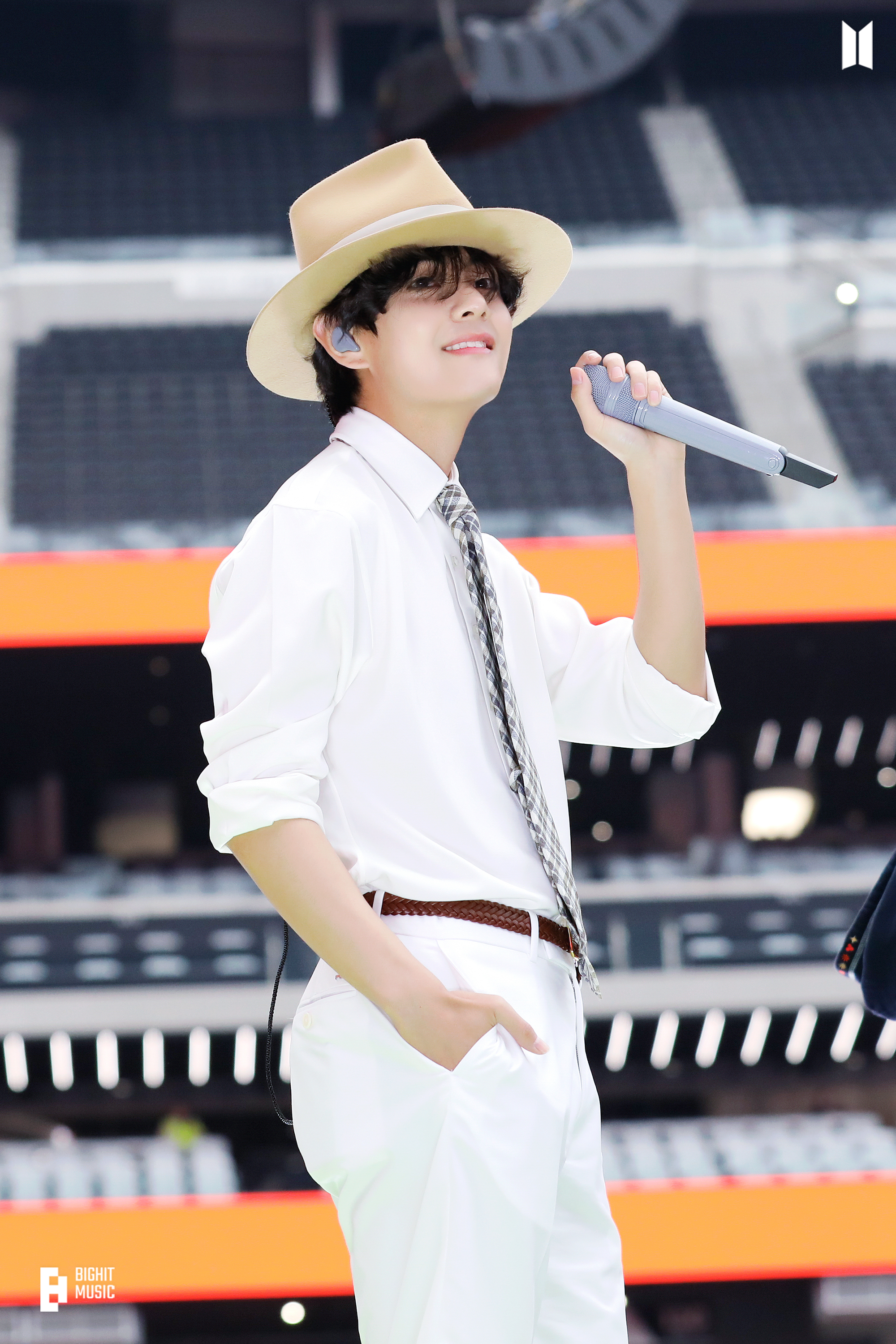 [잡담] 방탄 뷔 같은 사람 보면 아이돌은 확실히 눈빛 잘 쓰는게 중요하구나를 느낌 | 인스티즈