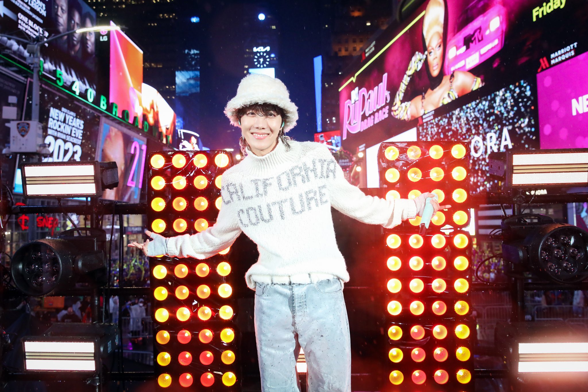 [잡담] 방탄 제이홉 방금 사진뜬거 역대급임 진짜 한번만 봐봐 | 인스티즈