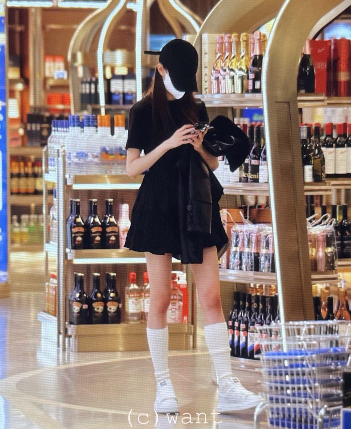 [잡담] 원영이 팬들아 !! 이 옷 뭔지 알려줄 수 있을까 ??🫶🏻 | 인스티즈