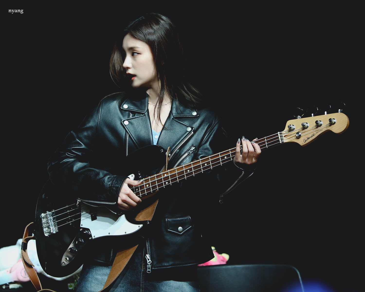 [잡담] 누가 예지한테 가죽점퍼입고 베이스 들게한거야 | 인스티즈