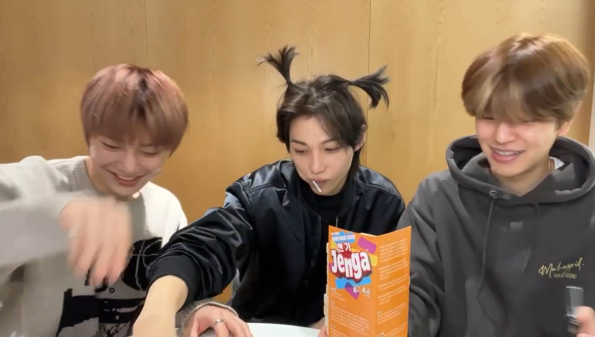 [잡담] 용복이 지금 라이브 양갈래 벌칙 걸렸는데 | 인스티즈