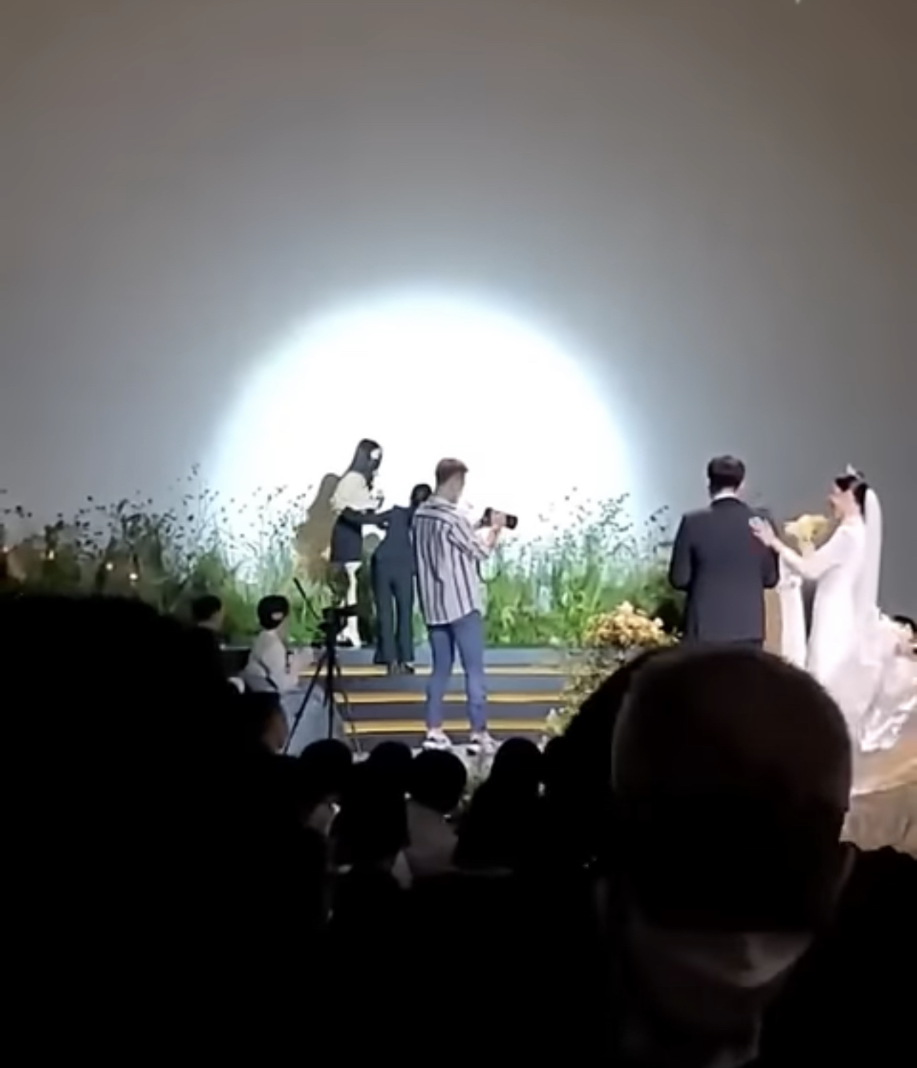 [잡담] 아이유가 이종석 축가간거 이종석 여동생분이셔 남동생분이셔??? | 인스티즈