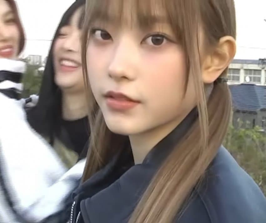 [잡담] 뉴진스 해린 옆자리 괴물군이라는 애니 여주랑 겁나 닮았어 | 인스티즈