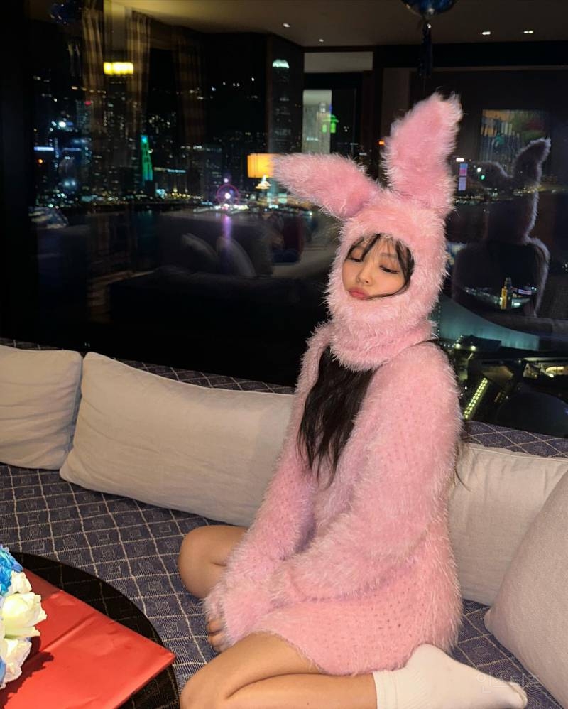 생일기념으로 분홍색 토끼가 된 블랙핑크 제니.jpg | 인스티즈