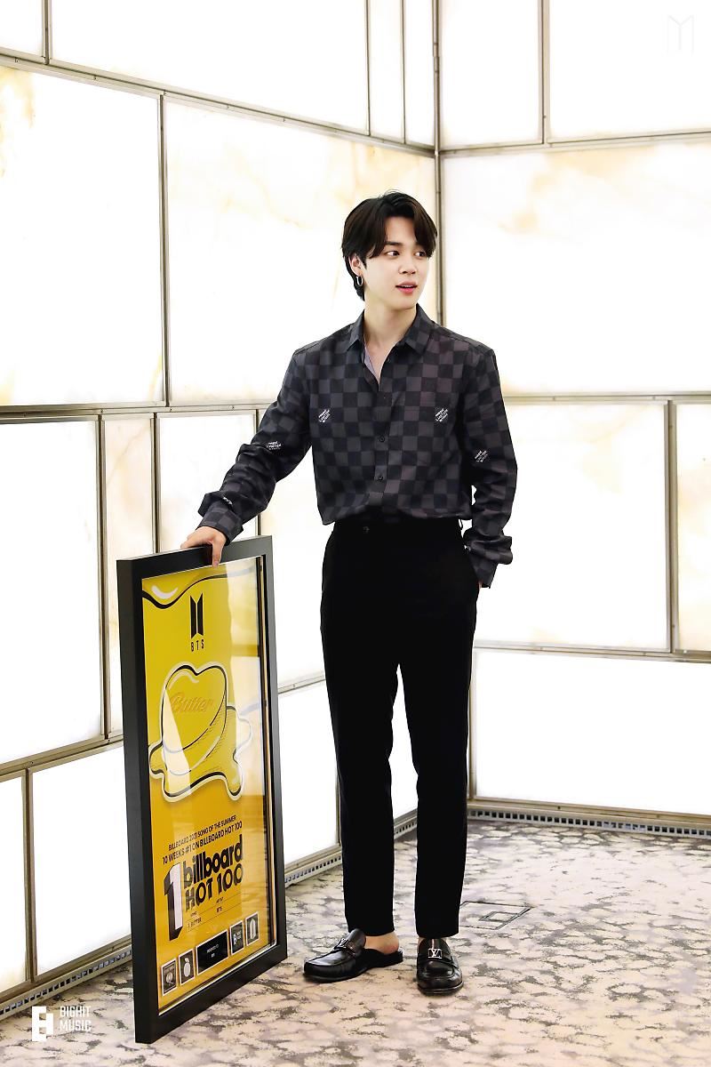 [잡담] 방탄 멤버들 작업실에 빌보드 1위 액자 있는거 진짜 개간지다 | 인스티즈