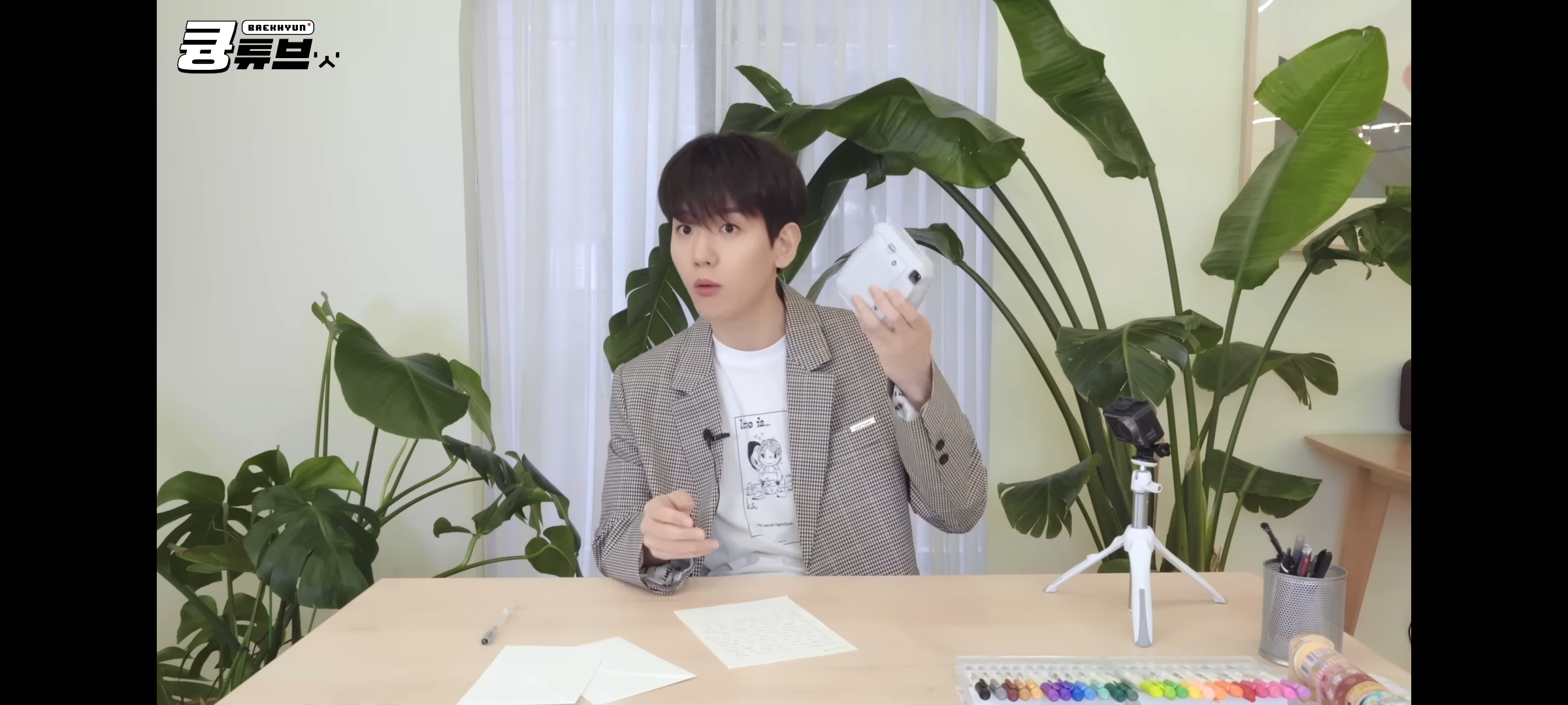 [잡담] 폴라로이드 잘못 눌러서(?) 놀란 백현 귀여워 | 인스티즈