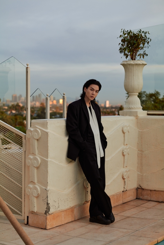 [잡담] 방탄 슈가 발렌티노 캠페인도 벌써 찍었던데 포스 쩌는 듯 | 인스티즈