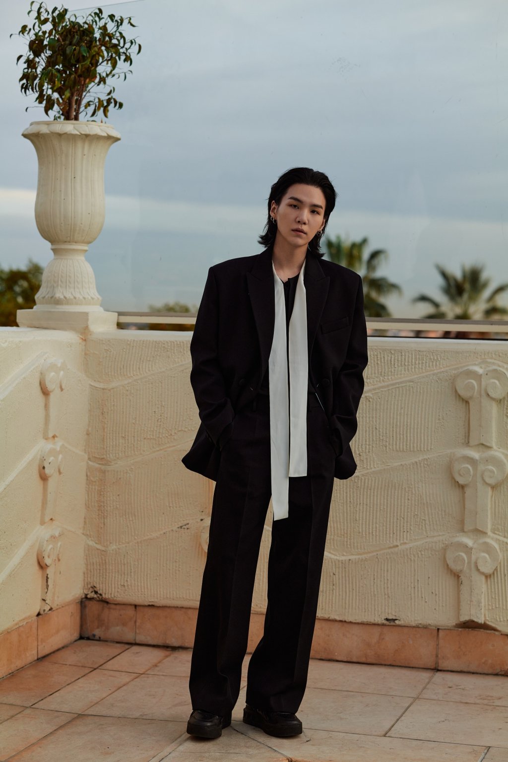 [잡담] 방탄 슈가 발렌티노 캠페인도 벌써 찍었던데 포스 쩌는 듯 | 인스티즈