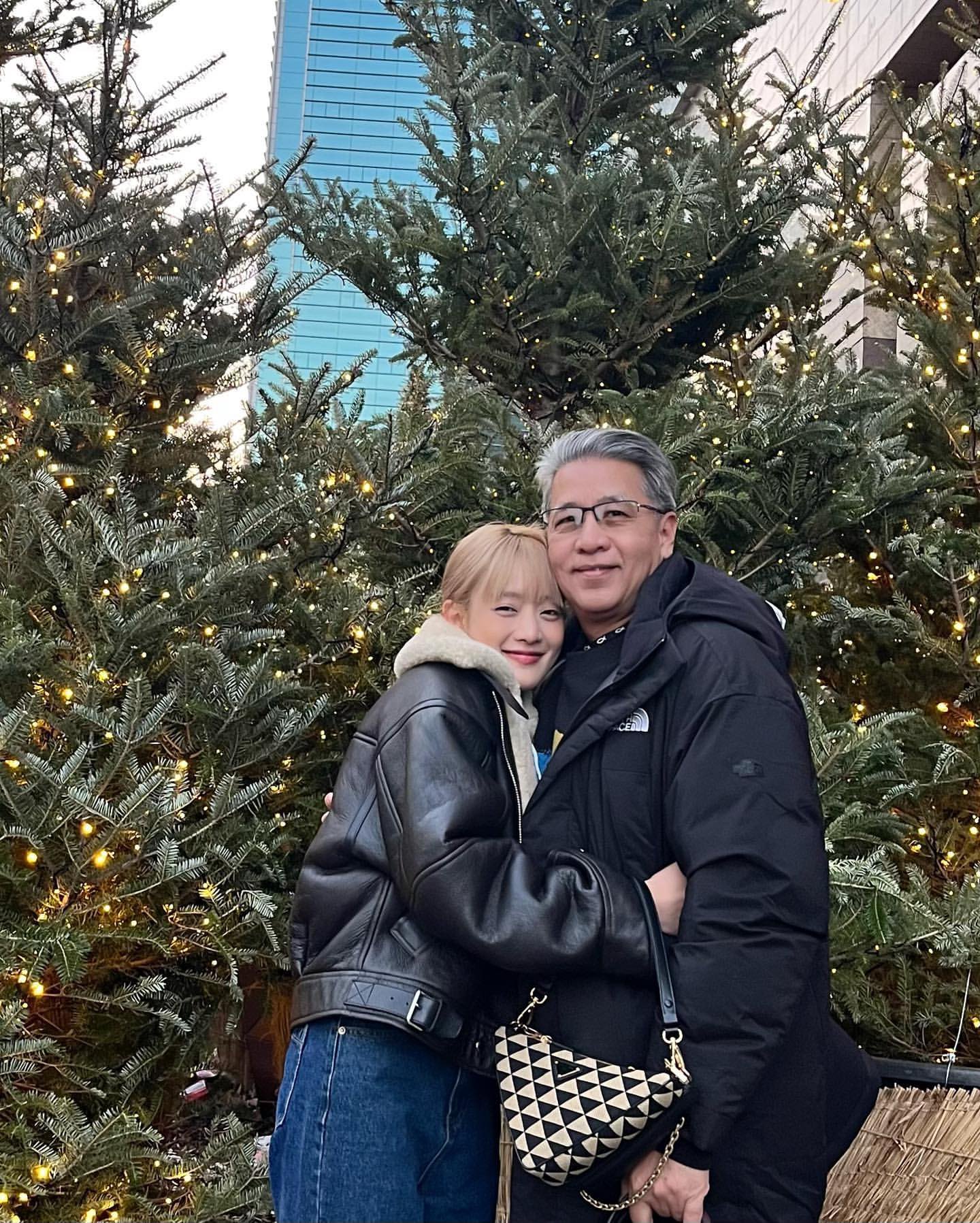 [잡담] 민니 부모님이랑 찍은 사진 몇 장 인스타에 올려 줬는데 부티 좔좔 미쳤어 ✨ | 인스티즈