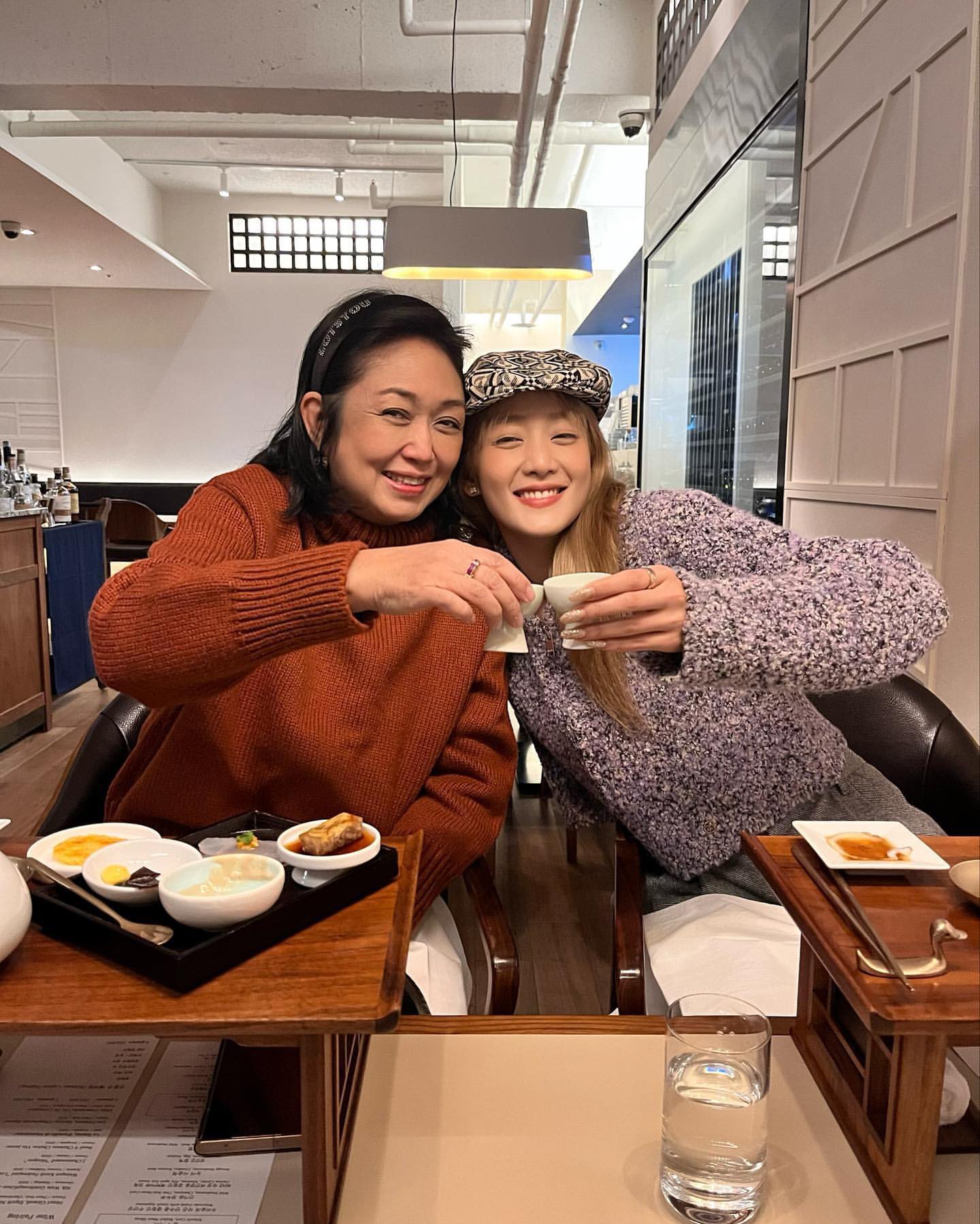 [잡담] 민니 부모님이랑 찍은 사진 몇 장 인스타에 올려 줬는데 부티 좔좔 미쳤어 ✨ | 인스티즈