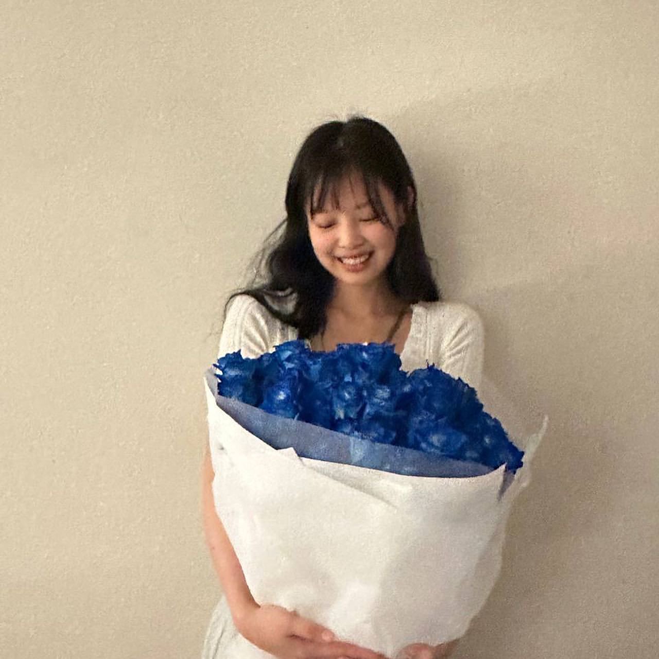 [잡담] 제니 인스타에 어머니가 준 파란장미 💙 | 인스티즈