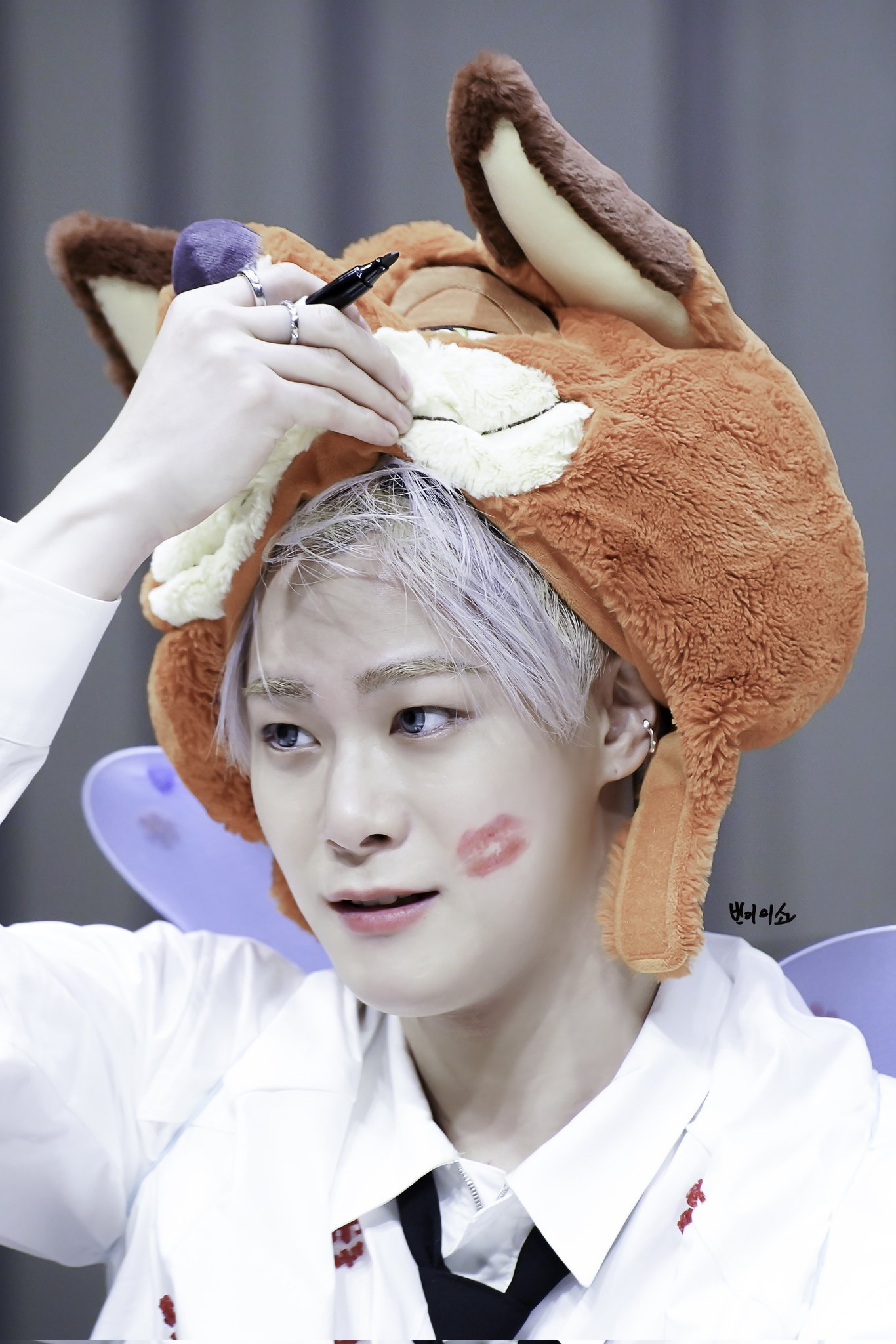 [잡담] 문빈 얼굴에 입술 마크 그려 넣을 생각하신 분 진짜 상 드려야 함 | 인스티즈