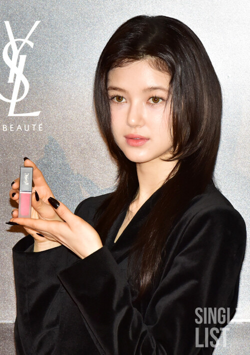 [잡담] 뉴진스 다니엘 X 입생로랑 뷰티 포토월 | 인스티즈