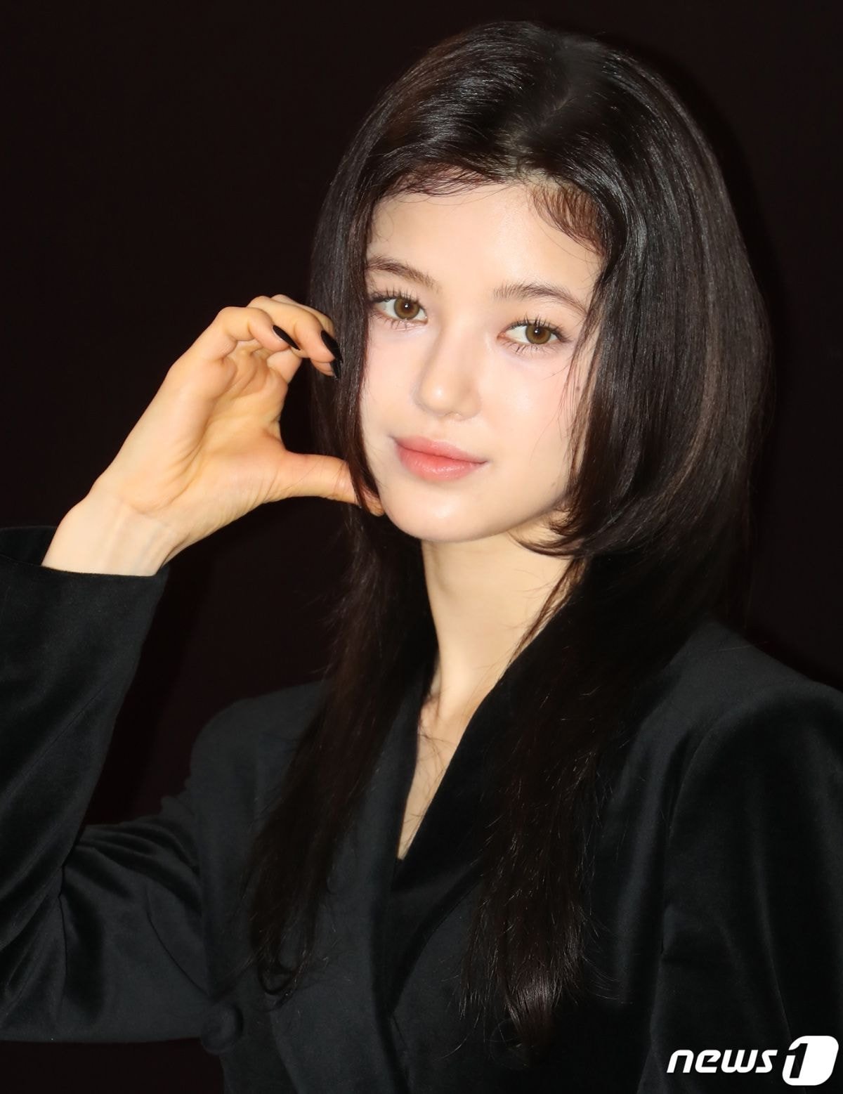 [잡담] 뉴진스 다니엘 X 입생로랑 뷰티 포토월 | 인스티즈