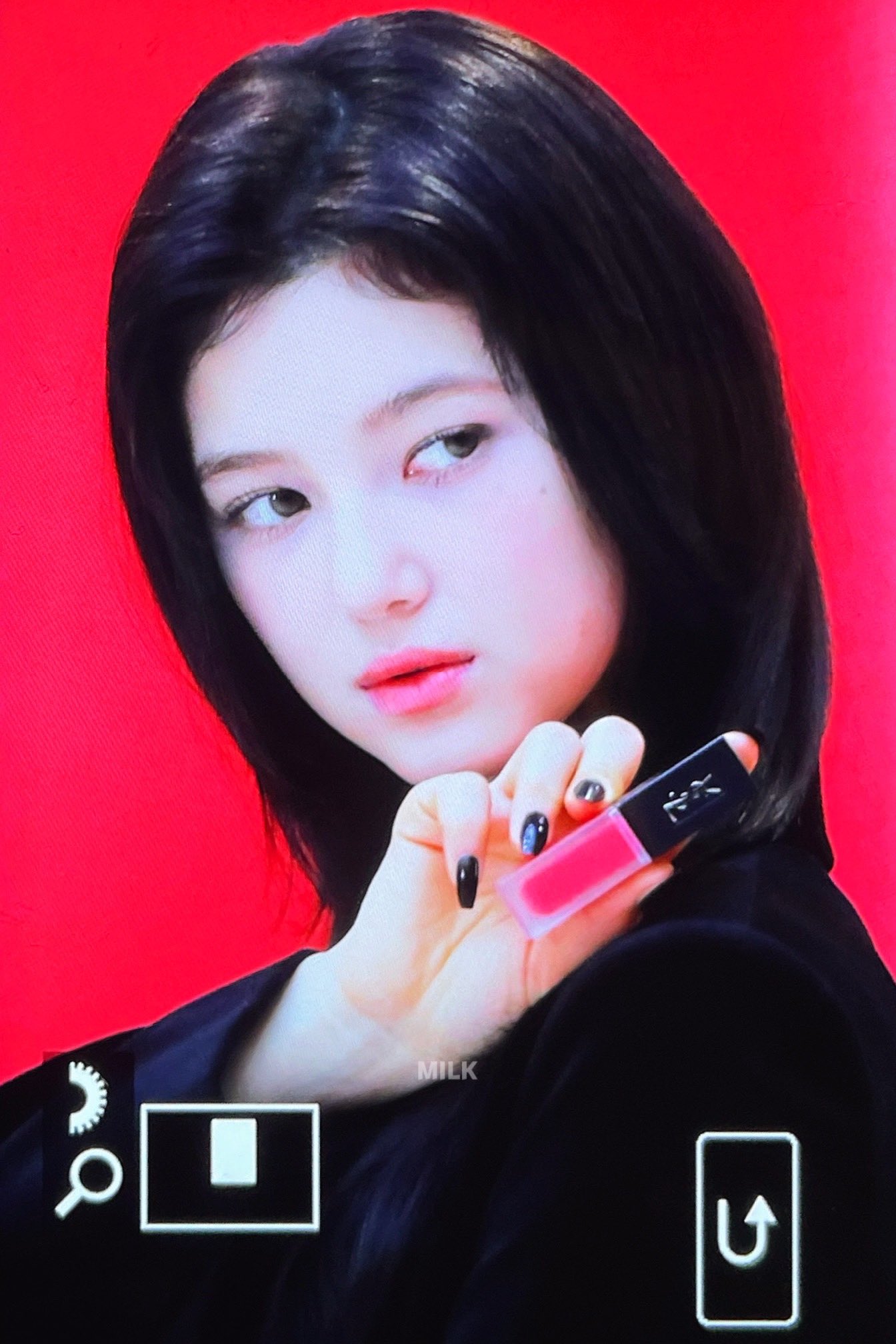 [잡담] 뉴진스 다니엘 X 입생로랑 뷰티 포토월 | 인스티즈